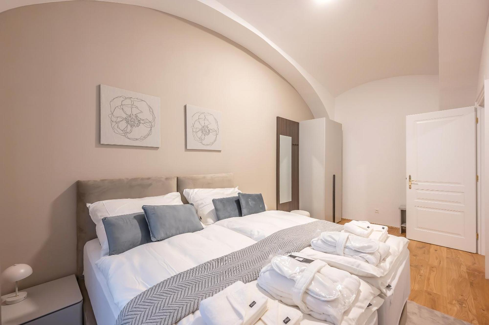 Diamond - With Aircondition! * Viena